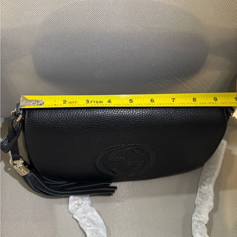 Gucci Black Crossbody Bag with Iconic Logo and Flap Closure - Picture 5 of 7